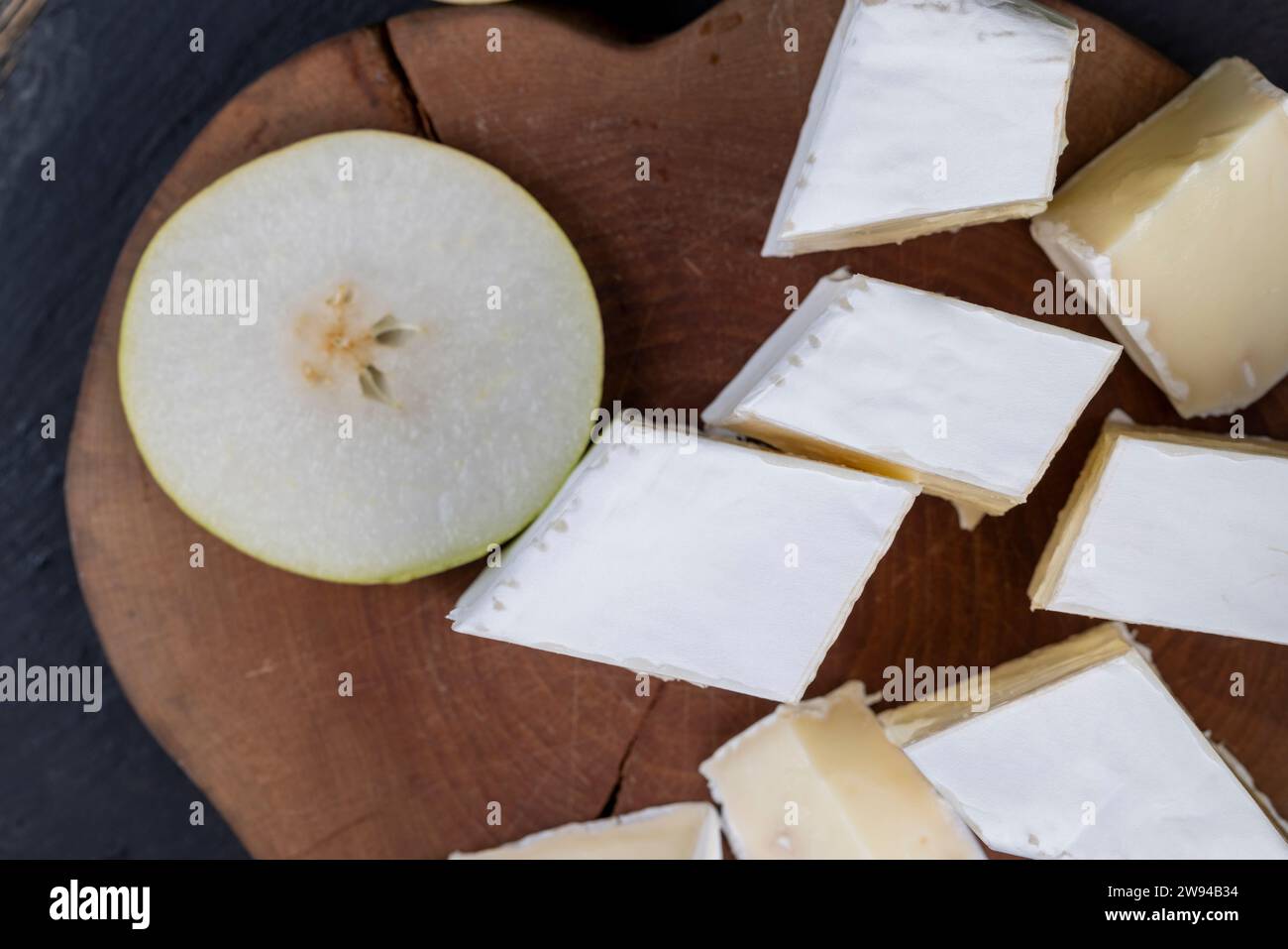 formaggio cremoso morbido con muffa bianca e formaggio fuso ammuffito Foto Stock