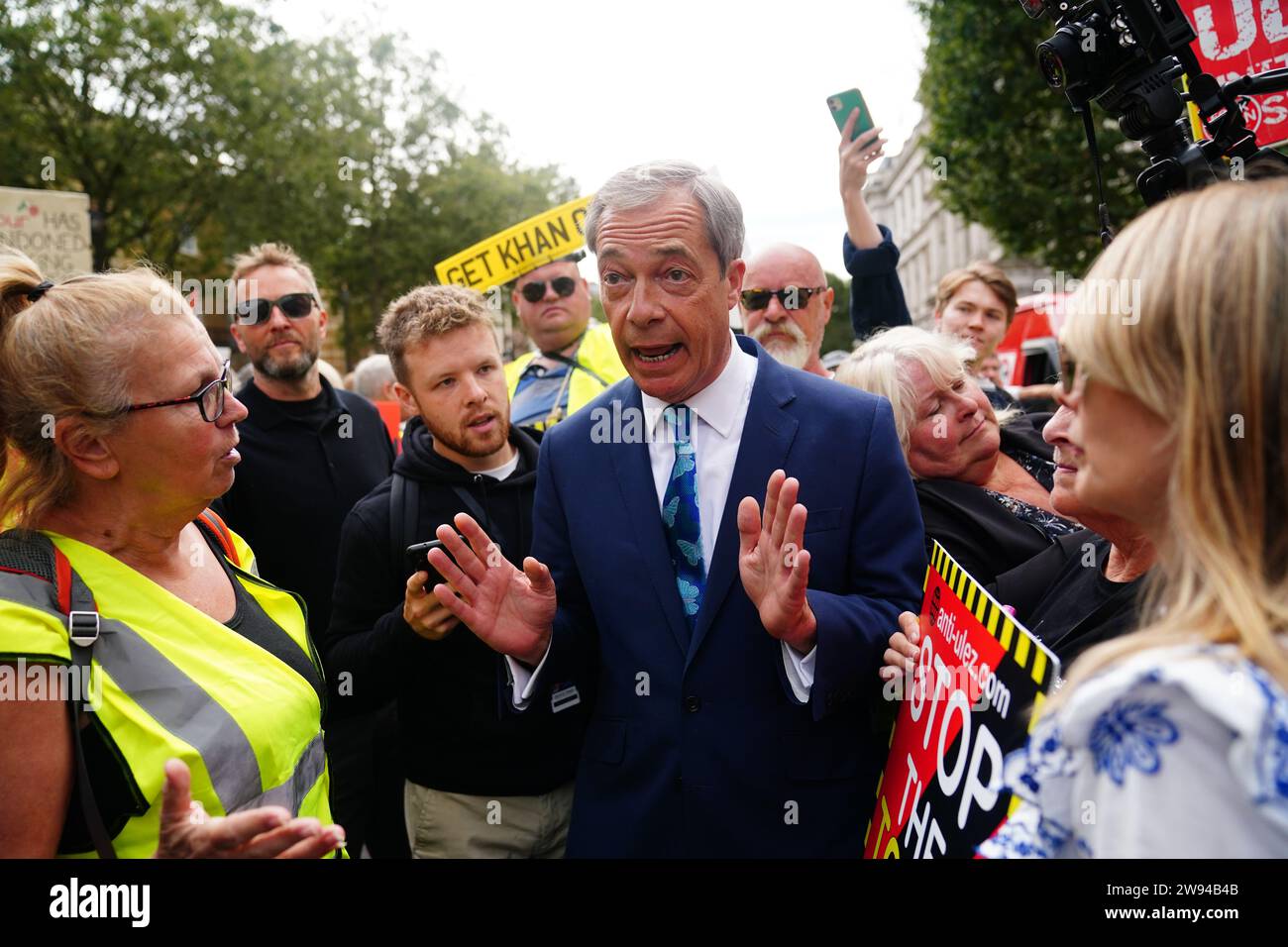 Foto del file datata 29/08/23 di Nigel Farage che parla con i manifestanti fuori Downing Street nel centro di Londra, il primo giorno dell'espansione della zona a bassissima emissione (Ulez) per includere l'intera Londra. Le regole bancarie del Regno Unito sono nel bel mezzo di una scossa dopo un anno turbolento che ha visto l'ex leader dell'UKIP Nigel Farage scatenare una crisi in una delle più grandi banche britanniche. La cosiddetta lotta al debanking ha portato a una repressione delle chiusure sleali dei conti dei clienti. Data di emissione: Domenica 24 dicembre 2023. Foto Stock