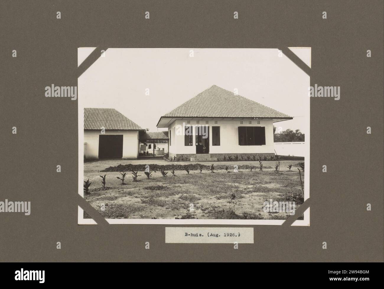 B-HOUSE. (Agosto 1926.), 1926 Fotografia Casa di tipo B-House, case leggermente più piccole destinate al personale europeo della fabbrica, agosto 1926. Parte dell'album fotografico con le foto della costruzione della fabbrica di zucchero a Goenoengsari a Giava Est da parte dell'Associazione Handels Amsterdam 1926- 1927. Supporto fotografico di Giava orientale stampa argento gelatina Giava orientale Foto Stock