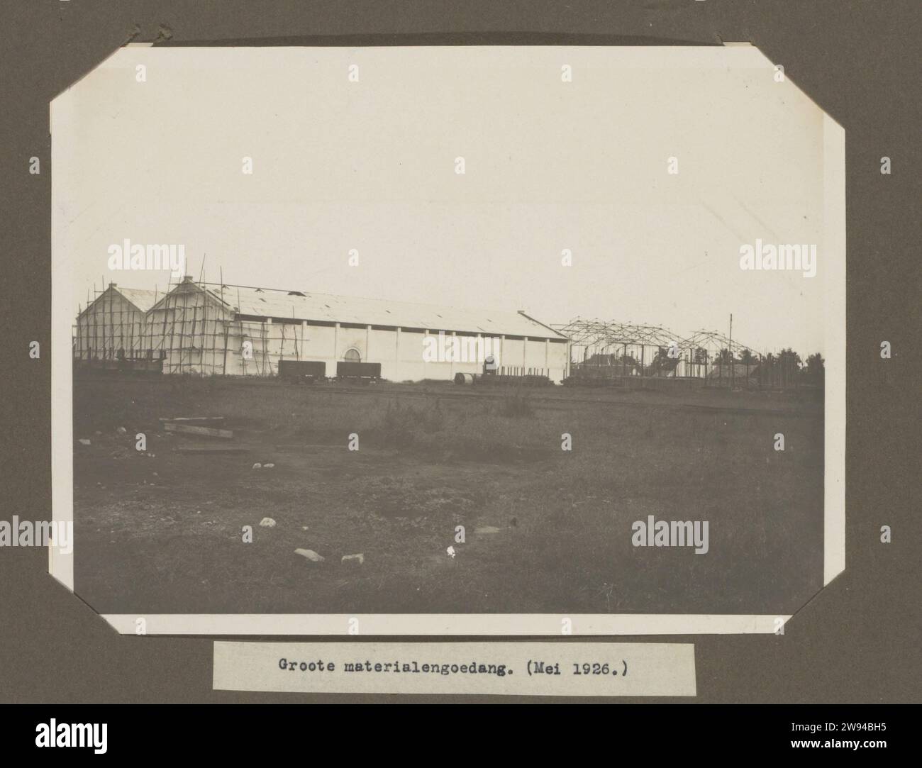 Materiali di grandi dimensioni. (Maggio 1926.), 1926 Fotografia costruzione dei capannoni di stoccaggio, maggio 1926. Parte dell'album fotografico con le foto della costruzione della fabbrica di zucchero a Goenoengsari a Giava Est da parte dell'Associazione Handels Amsterdam 1926-1927. Supporto fotografico di Giava orientale stampa argento gelatina Giava orientale Foto Stock