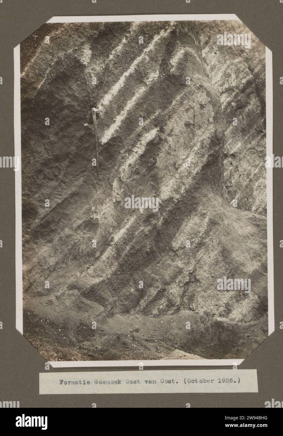 Formazione Goemoek Oost van Oost. (Ottobre 1926.), 1926 foto dettaglio del muro dei tessuti parzialmente scavati nella collina di terra (Goemoek) ad est di est, probabilmente situato nel sito della fabbrica, ottobre 1926. Parte dell'album fotografico con le foto della costruzione della fabbrica di zucchero a Goenoengsari a Giava Est da parte dell'Associazione Handels Amsterdam 1926-1927. Supporto fotografico di Giava orientale stampa argento gelatina Giava orientale Foto Stock