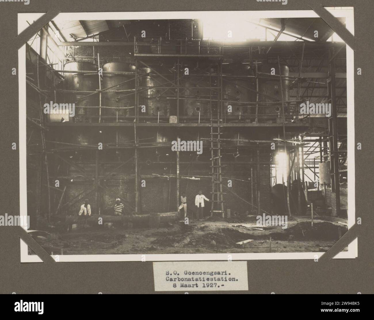 S.O. Goenoengsari. Carbonatiateestation. 8 MAART 1927., 1927 Fotografia dell'edificio della fabbrica in costruzione, presso gli operai edili giavanesi di Steigers, 8 marzo 1927. Parte dell'album fotografico con le foto della costruzione della fabbrica di zucchero a Goenoengsari nella Giava Orientale da parte dell'Associazione Handels Amsterdam 1926-1927. Supporto fotografico di Giava orientale stampa argento gelatina Giava orientale Foto Stock