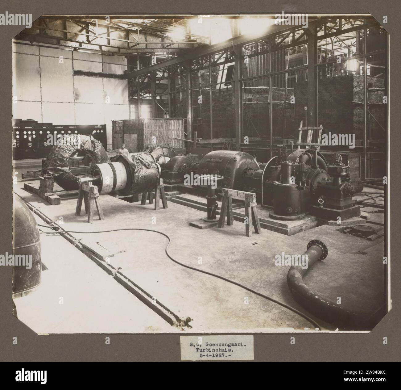 S.O. Goenoengsari. Turbinehuis. 5-4-1927., 1927 Fotografia interno della casa della turbina in costruzione, con le macchine parzialmente installate, aprile 1927. Parte dell'album fotografico con le foto della costruzione della fabbrica di zucchero a Goenoengsari nella Giava Orientale da parte dell'Associazione Handels Amsterdam 1926-1927. Supporto fotografico di Giava orientale stampa argento gelatina Giava orientale Foto Stock