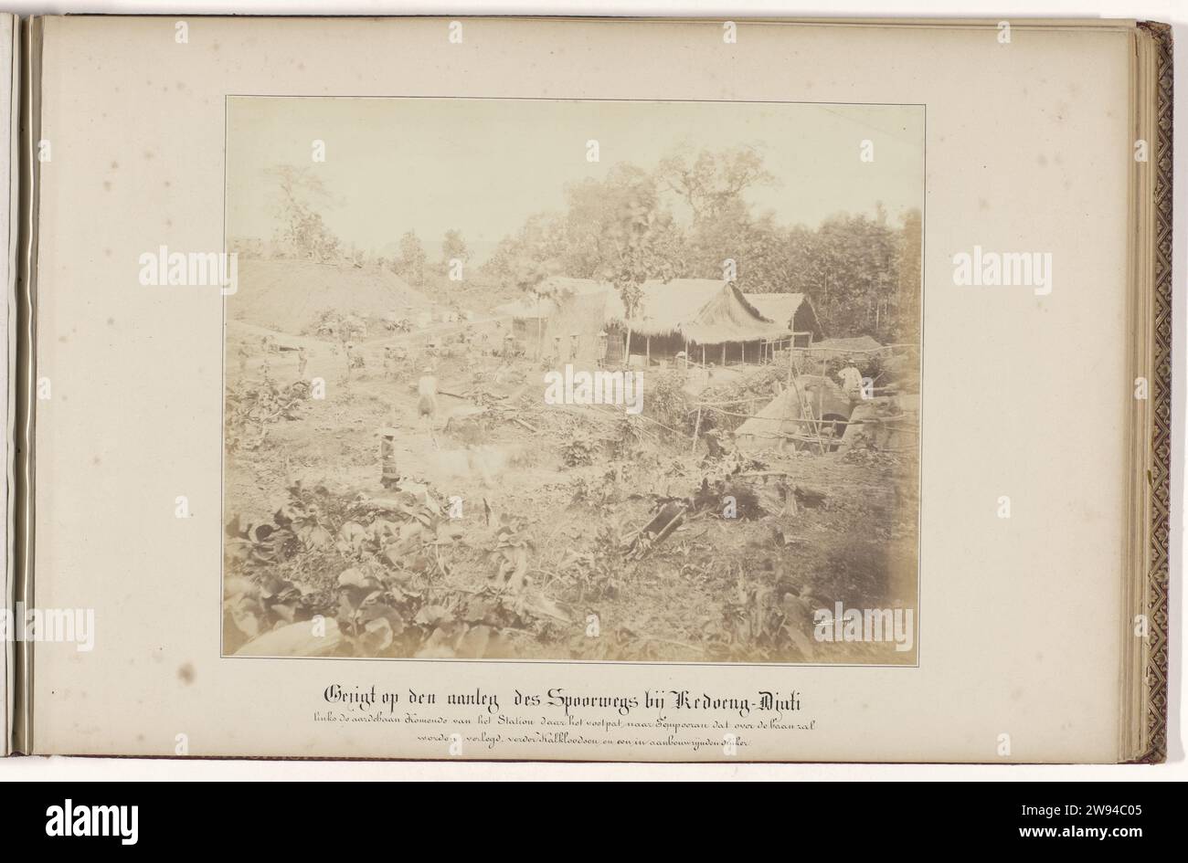 Sulla costruzione della ferrovia vicino a Kedoeng-Djati / sinistra il corso di terra proveniente dalla stazione come il sentiero per Temporan che sarà spostato sulla pista, ulteriori sacche di calce e un subacqueo in costruzione., 1865 Fotografia scavo nelle foreste di Kedoeng Djattie. Con capannoni e strutture diversi in costruzione. Rivista album con foto bloccata, parte dell'album fotografico sulla costruzione del Semarang - Kedoeng Djattie (Kedungjati) su Java nel 1865. Supporto fotografico Java. Java per la stampa di albumi di cartone Foto Stock