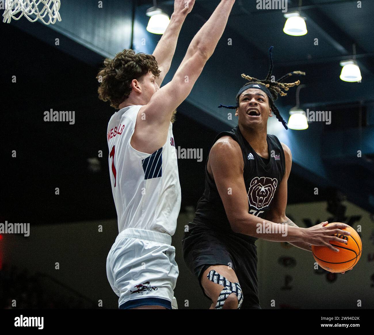 23 dicembre 2023 Moraga, CA U.S.A. Missouri State Forward N.J. Benson (35) va al canestro durante la partita di pallacanestro maschile NCAA tra i Missouri State Bears e i Saint Mary's Gaels. Missouri State batte Saint Mary's 69-64 all'University Credit Union Pavilion Moraga California. Thurman James/CSM Foto Stock