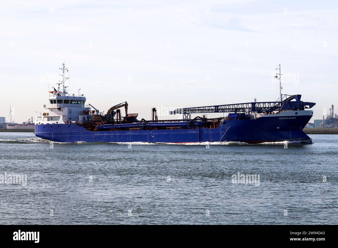 La draga a tramoggia Middelburg sta lasciando il porto di Rotterdam attraverso Hoek van Holland nei Paesi Bassi Foto Stock