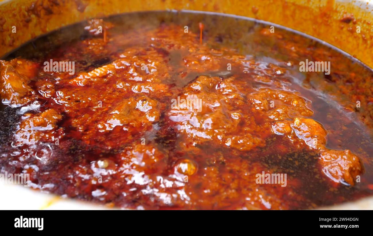 Doro Wat, una ricetta piccante di curry di pollo etiope, che rappresenta i sapori vibranti dell'Etiopia Foto Stock