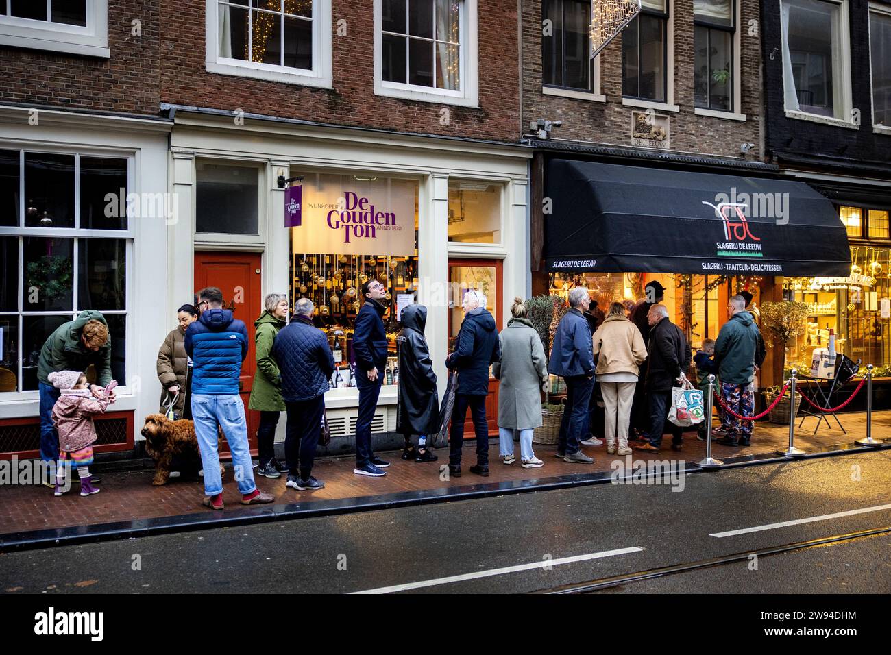 AMSTERDAM - i clienti fanno la fila allo Slagerij De Leeuw nel centro di Amsterdam. Gli acquirenti stanno facendo l'ultimo acquisto per le vacanze. ANP RAMON VAN FLYMEN paesi bassi Out - belgio Out Foto Stock