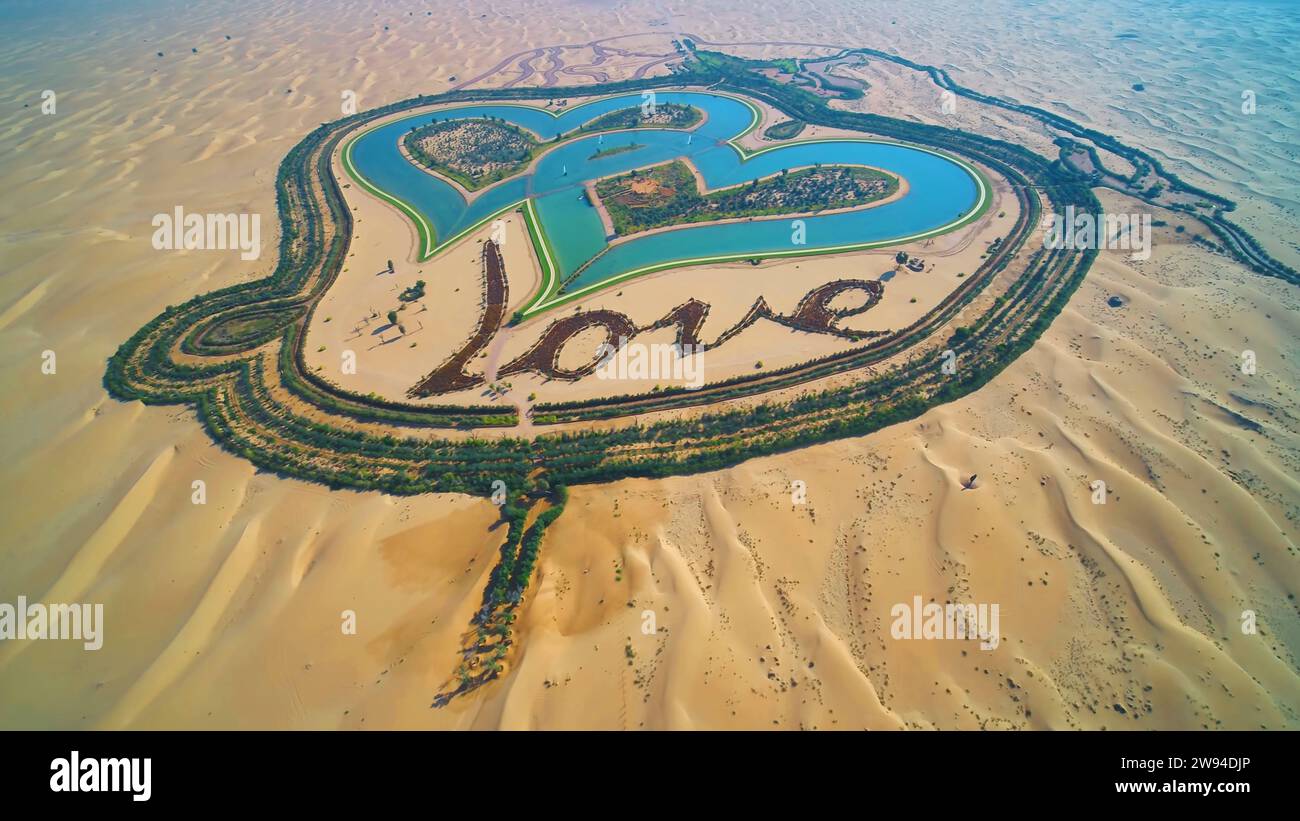Vista aerea del lago Love e del deserto di sabbia ad al Qudra a Dubai Emirati Arabi Uniti Foto Stock