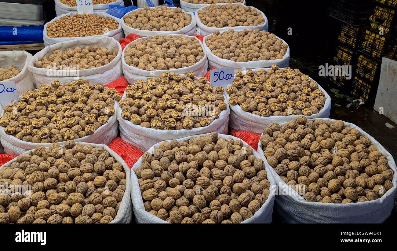 Bursa Bazaar in Turchia, venditori di noci intere, che offrono un assaggio dei ricchi sapori di nocciola del paese Foto Stock