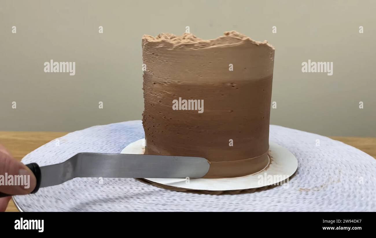 Decorazione di torte al cioccolato, arte di pasticceria, tecnica di pettine per torte, delizioso dessert marrone, creatività di cottura, dolce capolavoro. Foto Stock