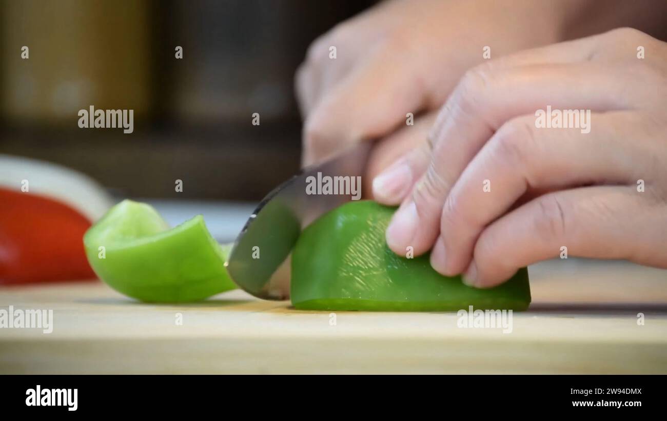 Lo chef taglia, trita e affetta sapientemente una vivace varietà di verdure e frutta fresca. lo chef taglia, trita e affetta sapientemente verdure fresche e frutta. Foto Stock