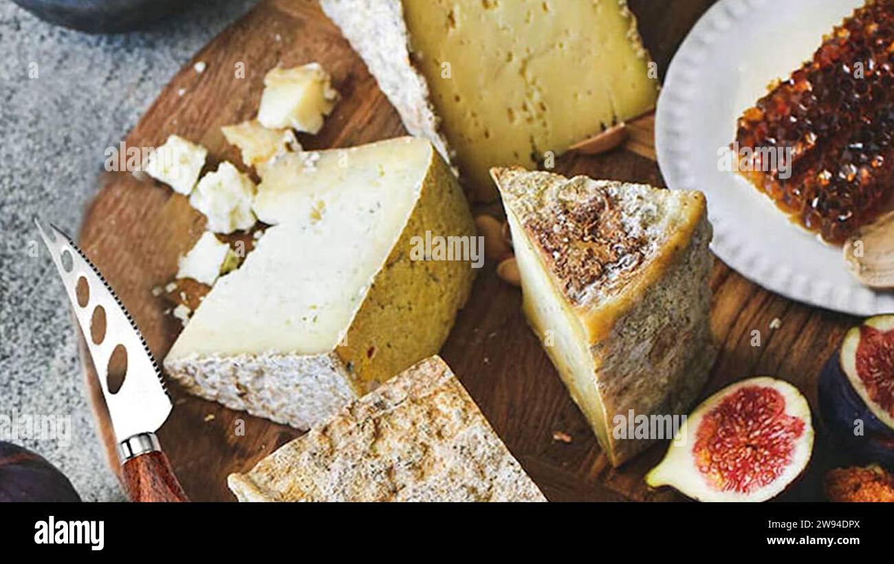 Piatto di formaggi stravagante! Concediti una sinfonia di sapori con una varietà di formaggi ben esposta. Delizie gourmet al suo meglio. Foto Stock