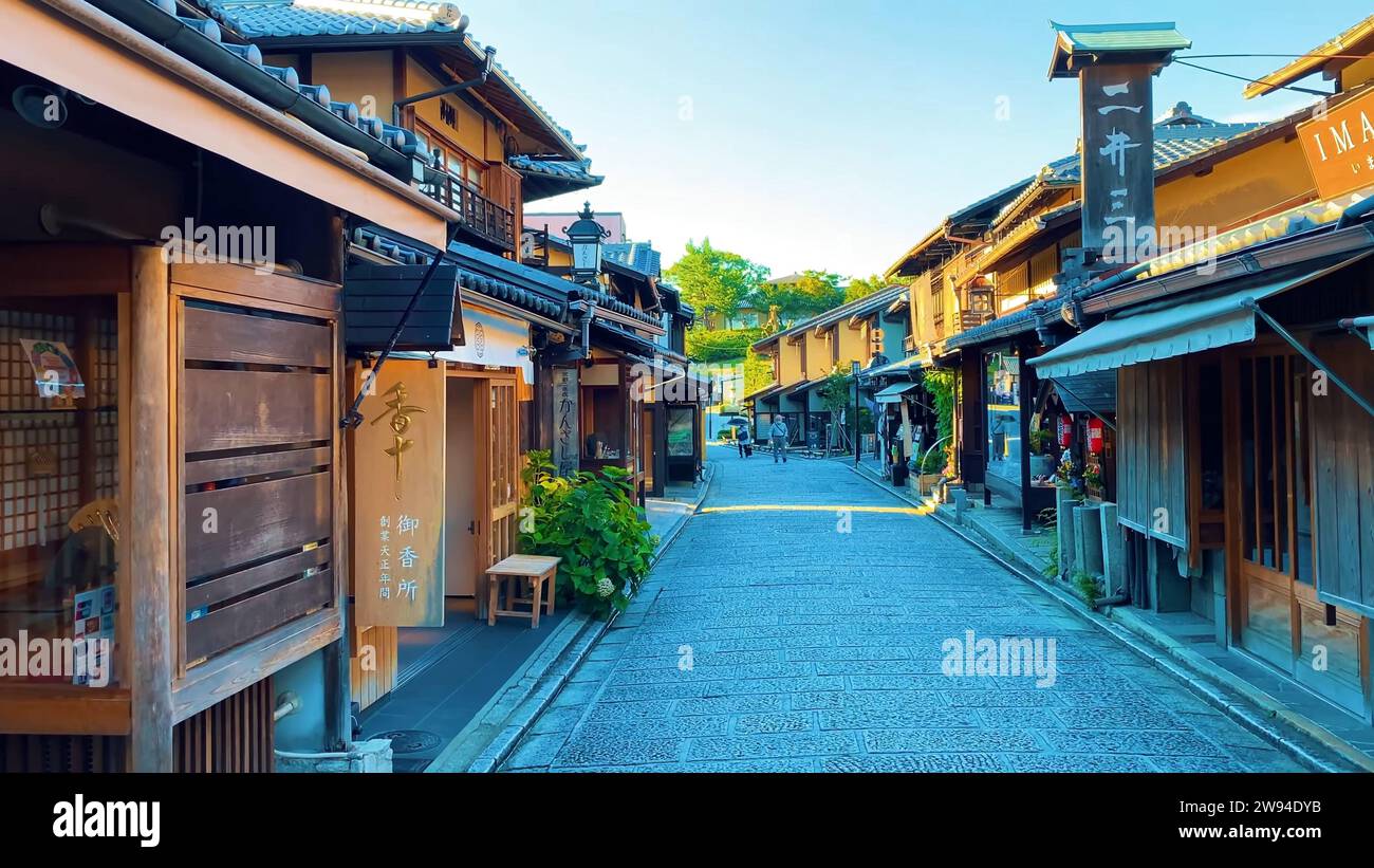 Fascino giapponese Esplora le più belle strade dello shopping di Kyoto, un viaggio visivo attraverso il vivace cuore della capitale culturale del Giappone. Foto Stock