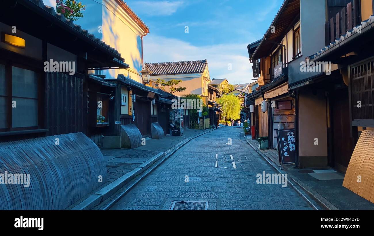 Fascino giapponese Esplora le più belle strade dello shopping di Kyoto, un viaggio visivo attraverso il vivace cuore della capitale culturale del Giappone. Foto Stock