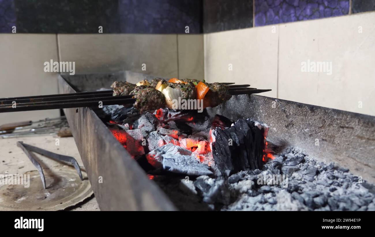 Carne e verdure su una griglia a carbone di spiedini Foto Stock