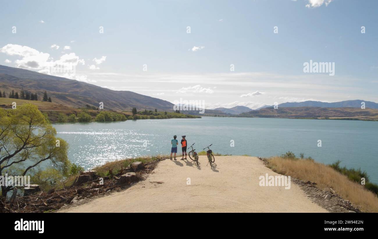 Percorso panoramico in mountain bike nelle Alpi mozzafiato, dove le meraviglie della natura si sviluppano in tutto il loro splendore Foto Stock