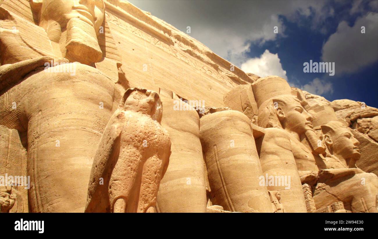 Antica architettura egiziana - Esplora le meraviglie egiziane del passato, dove le strutture senza tempo raccontano storie di un'incredibile civiltà Foto Stock