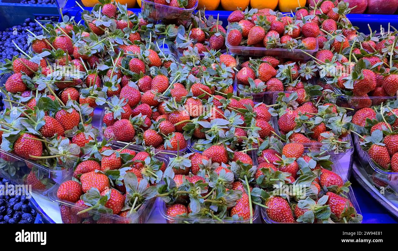 Succose fragole biologiche, vibrante vendita di fragole rosse al mercato di strada - soffice e piena di sapori dolci e naturali Foto Stock