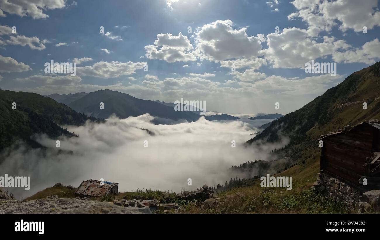 Il fascino maestoso di una montagna di montagna sopra i 2 km a livello del mare, catturando incredibili scatti di montagna durante la mattina presto Foto Stock