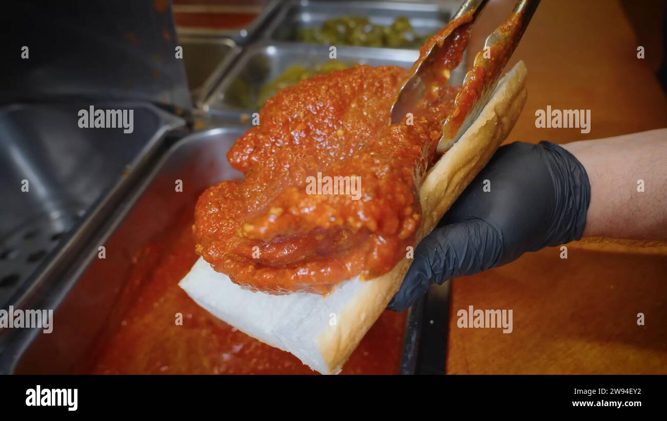 Panino alla bistecca dorato, bistecca cripsy, fritto, ricoperto di petto, immerso in sugo di pomodoro, Chicago, USA Foto Stock