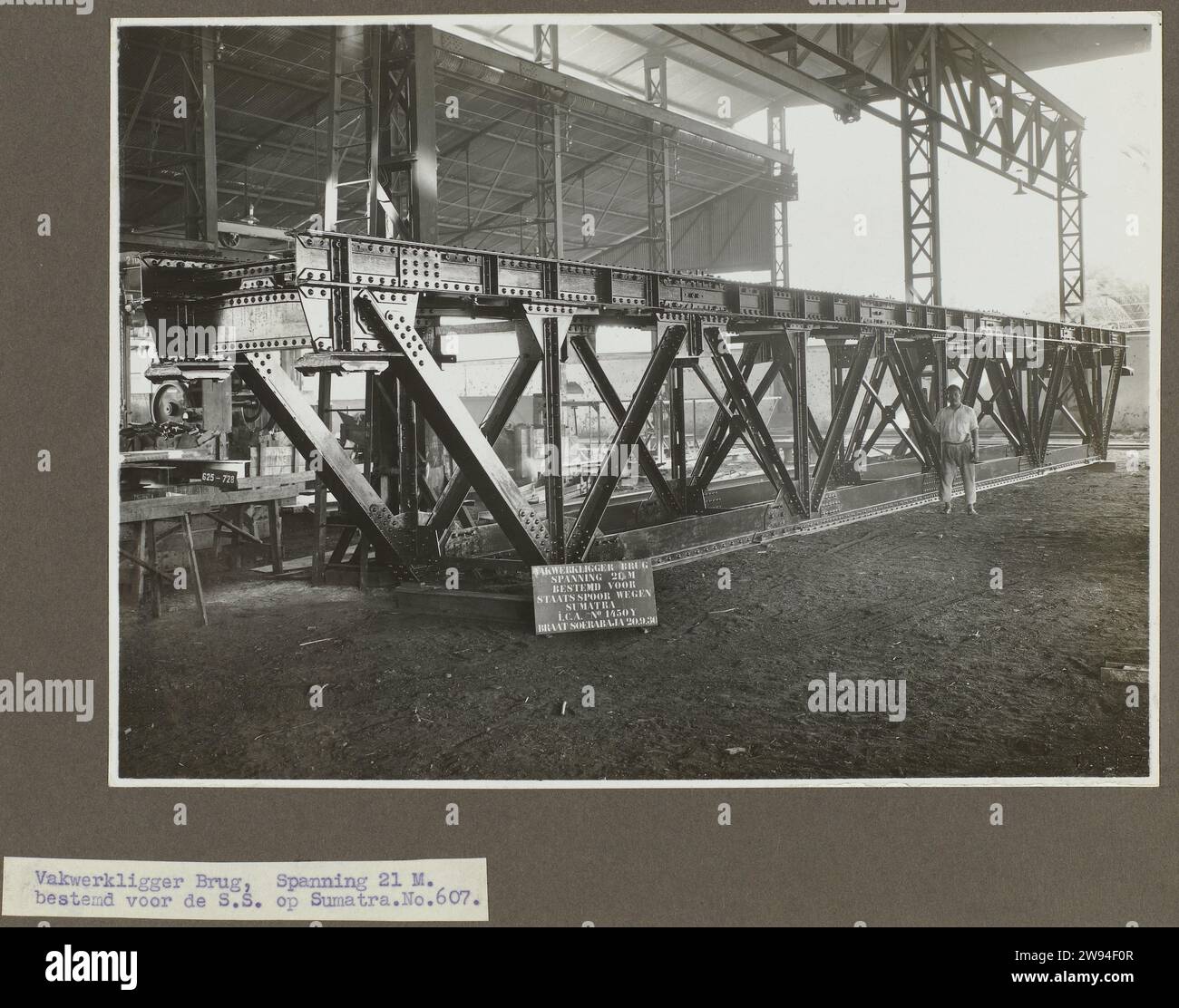 Craftsmanship Bridge, 1930 fotografa Un fascio di legno a metà per un ponte con una tensione di 21 metri. Consegnato nel 1930 all'Indian Central Purchasing Service (I.C.A.) e destinato al dipartimento delle ferrovie statali di Sumatra. Foto bloccata su una lama dell'album allentata. Parte di un gruppo di foto più grandi e sciolte di diversi tipi di macchine dal N.V. Machinefabriek Braat a Surabaya, del periodo ca. 1920-1940. Cartone Surabaya. Supporto fotografico stampa argento gelatina Java. Sumatra Foto Stock