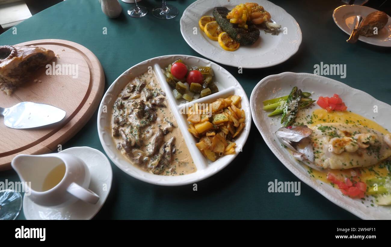 Piatto di piatti russi Stroganoff servito al tavolo del ristorante Foto Stock