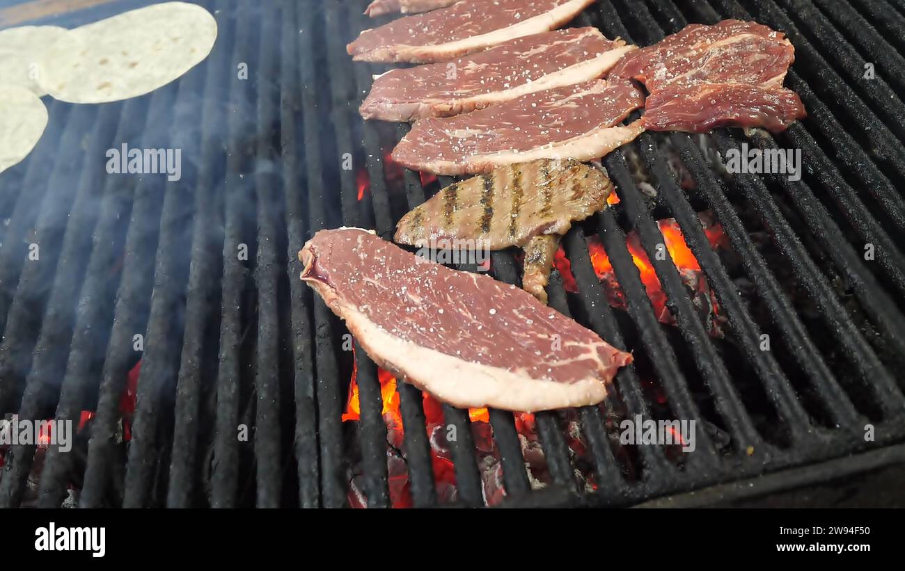 Street food messicano con carne alla griglia Foto Stock