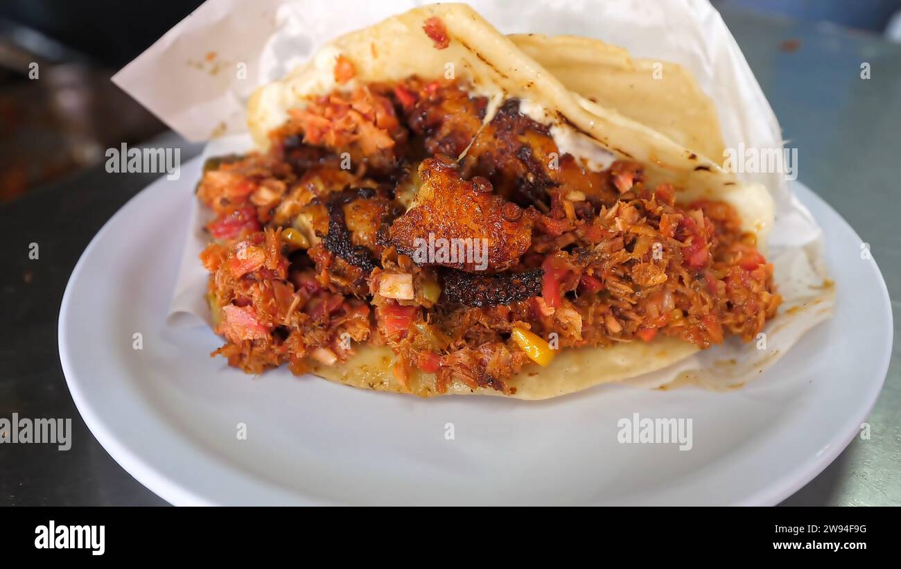 Tacos messicani speziati nello Street food messicano Foto Stock