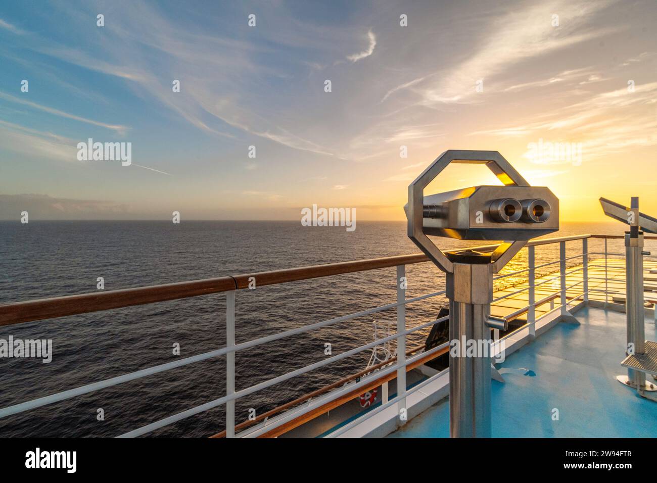 Binocolo sul ponte di una nave da crociera in mare con un cielo blu senza nuvole. Foto Stock