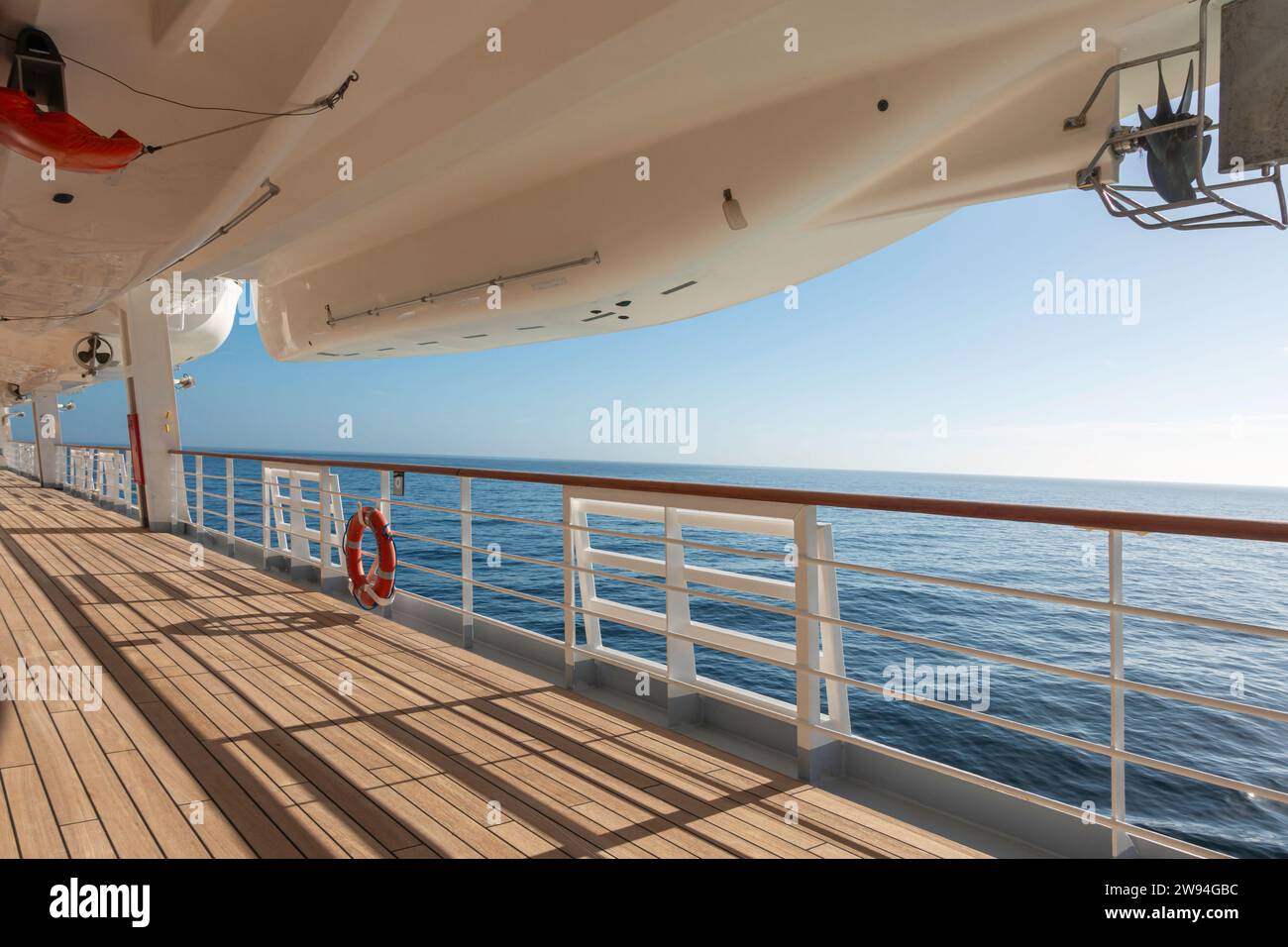 Ponte sul lungomare della nave da crociera al tramonto Foto Stock