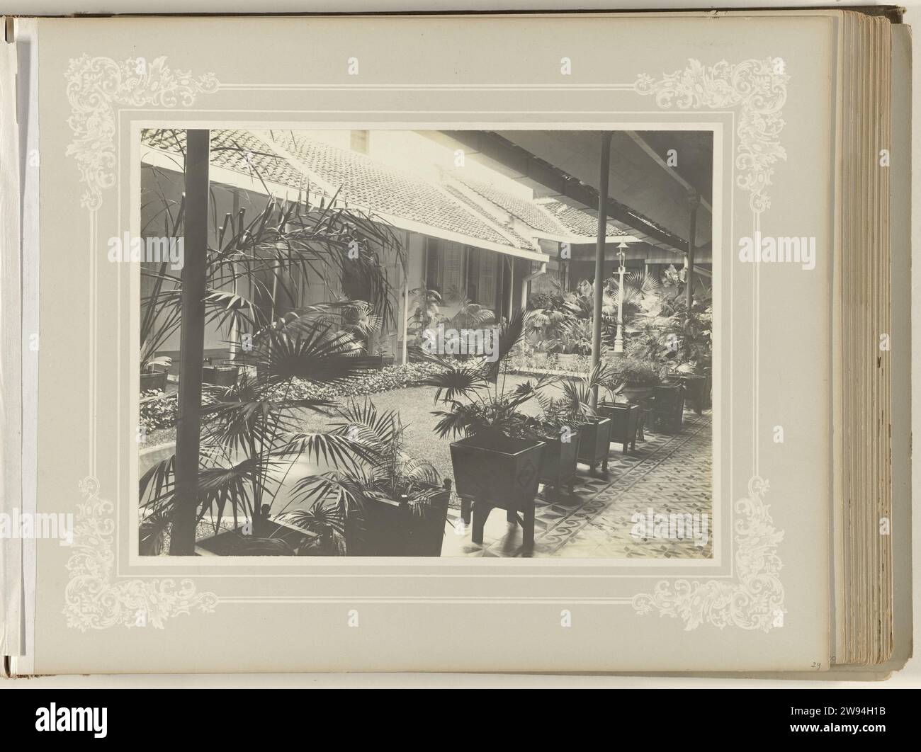 Inaugurazione della casa, otto Hisgen (possibile), 1890 - 1910 Fotografia Vista del cortile aperto con prato, stagno con fontana e fioriere. Interno della casa, probabilmente la casa del regista Sam van Musschenbroek. Parte dell'album fotografico sulla fabbrica di zucchero Tjomal (Comal) a Giava nel periodo 1890-1910. Supporto fotografico Comal stampa argento gelatina Java. Conta Foto Stock