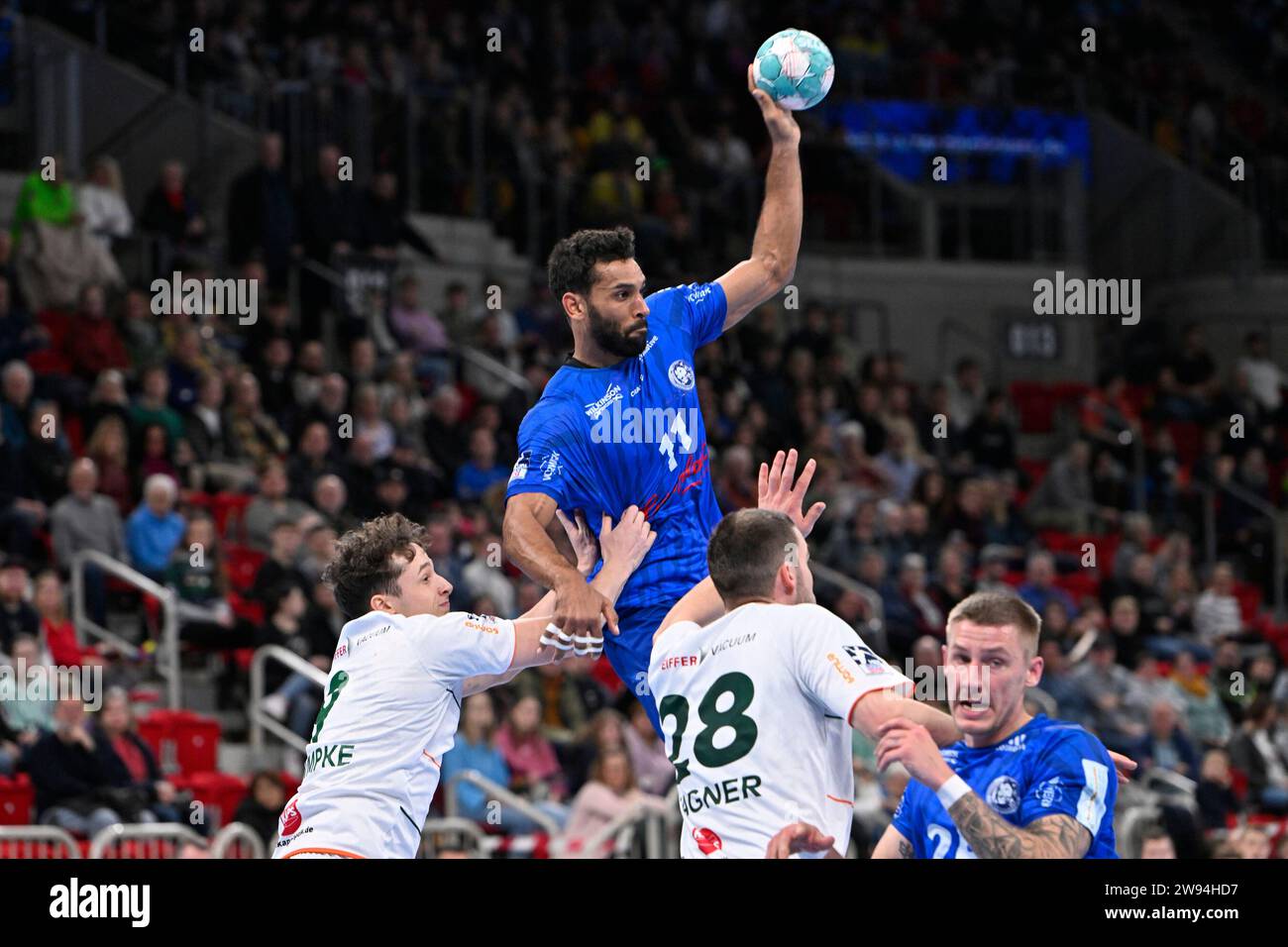 23.12.2023, Düsseldorf, PSD Bank Dome, GER, 1.Liqui Moly HBL, BHC06 vs. HSG Wetzlar 1.Liqui Moly HBL regolamenti vietano qualsiasi uso di fotografie come sequenze di immagini e/o quasi-video im Bild Djibril MBengue ( Bergischer HC #11 ) gegen Ole Klimpke ( HSG Wetzlar #9 ) und Hendrik Wagner ( HSG Wetzlar #28 ). Foto © Nordphoto GmbH/Freund Foto Stock