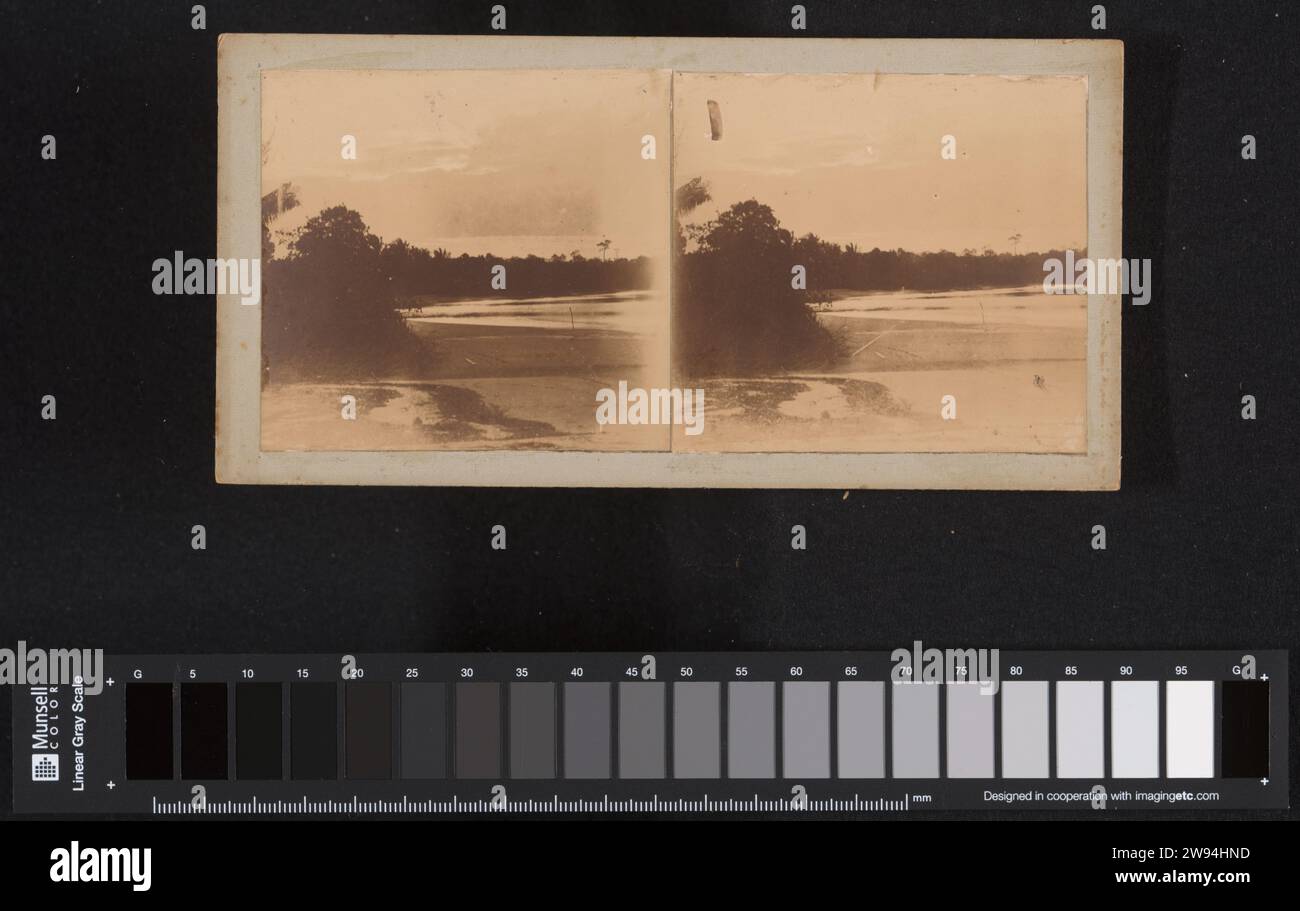 Estuario a Zee, Robert Julius Boers, 1900 - 1922 stereografo Vista della foce del fiume in mare al tramonto, vicino a Soeniliat su Banka. Parte di un gruppo di foto stereo di Robert Julius Boers, capo della società statale De Banka-Tinwinning on Banka, del periodo ca. 1900-1922. Supporto fotografico Bangka. Bangka di cartone. Soengeiliat Foto Stock