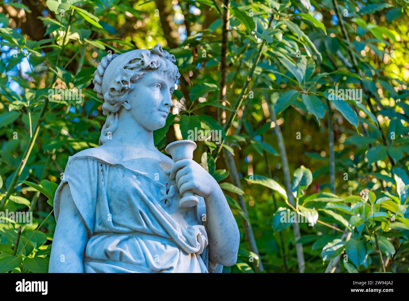 "Autunno" è una delle sculture del Four Seasons 1883 di epoca vittoriana situate nei Royal Botanic Gardens Sydney, Australia, ai gradini del Palace Gardens Foto Stock