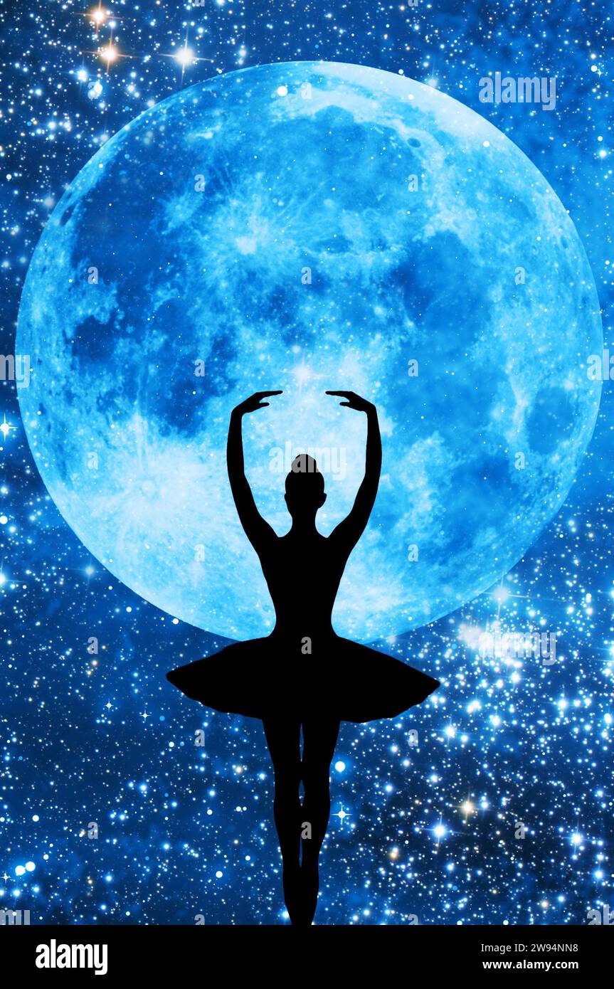 silhouette ballerina che danzano di fronte a una luna piena Foto Stock