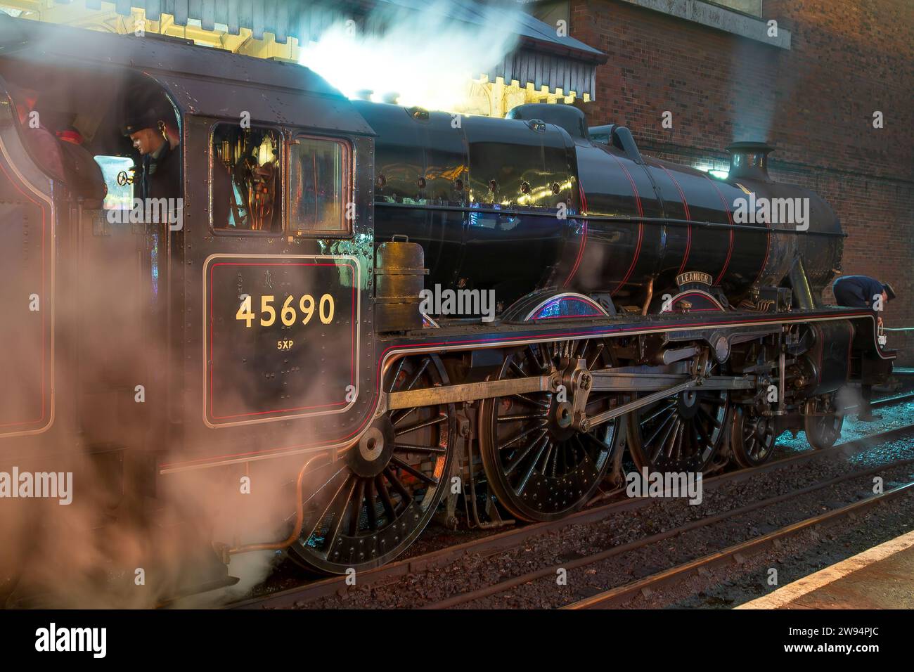 LMS Jubilee Class 6P 4-6-0 no 45690 locomotiva a vapore Leander presso la stazione di Bury Bolton Street sulla East Lancashire Railway. Foto Stock