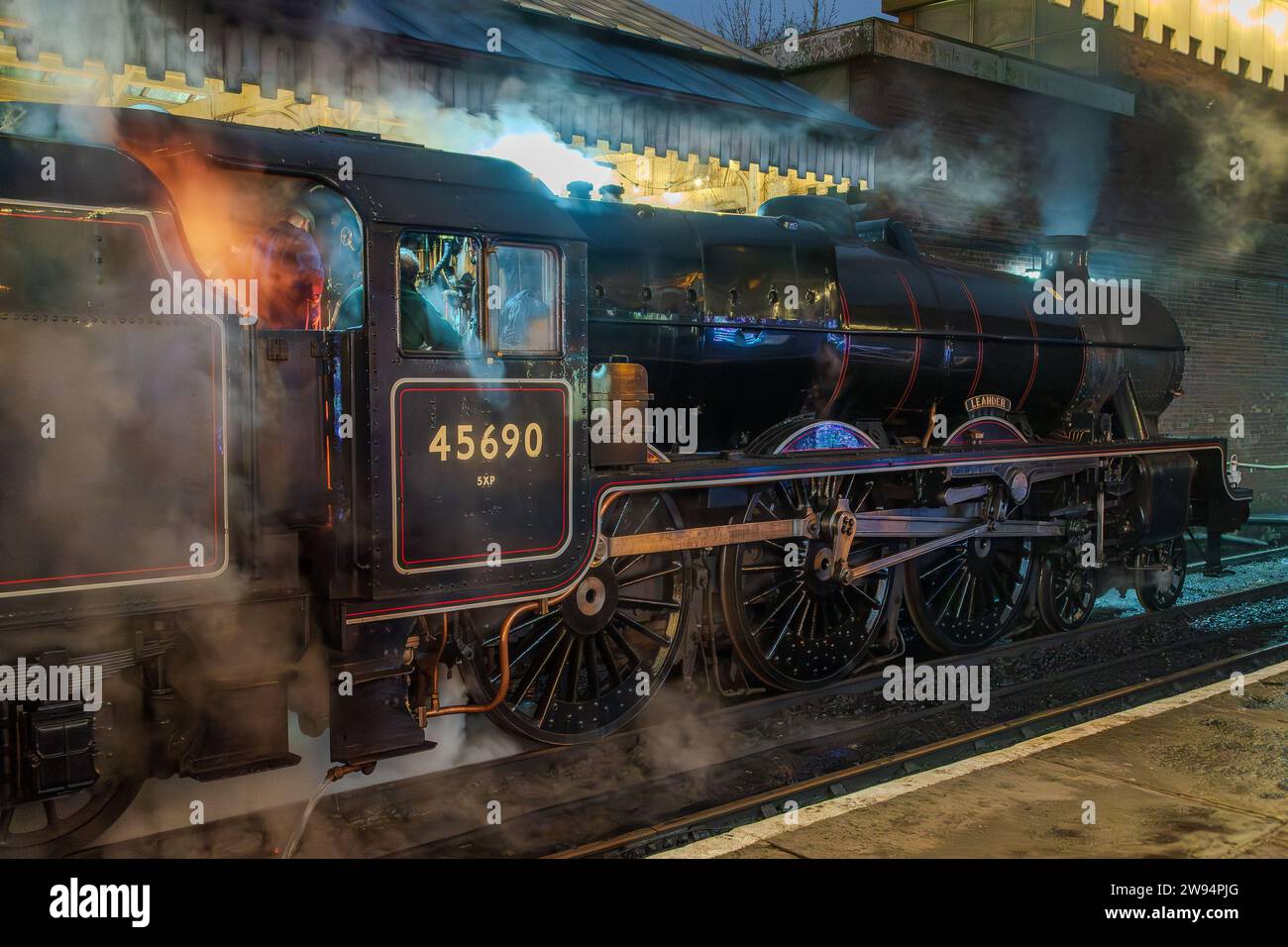 LMS Jubilee Class 6P 4-6-0 no 45690 locomotiva a vapore Leander presso la stazione di Bury Bolton Street sulla East Lancashire Railway. Foto Stock