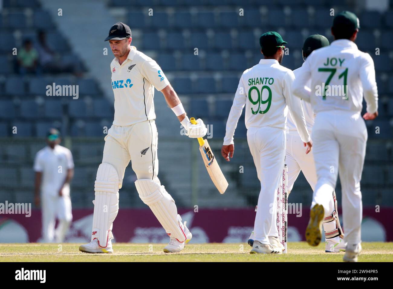 Il capitano della nuova Zelanda Tim Southee cammina dopo il dismismo di Taijul Islam del Bangladesh, primo test Day Five al Sylhet International Cricket Stadium, Lak Foto Stock