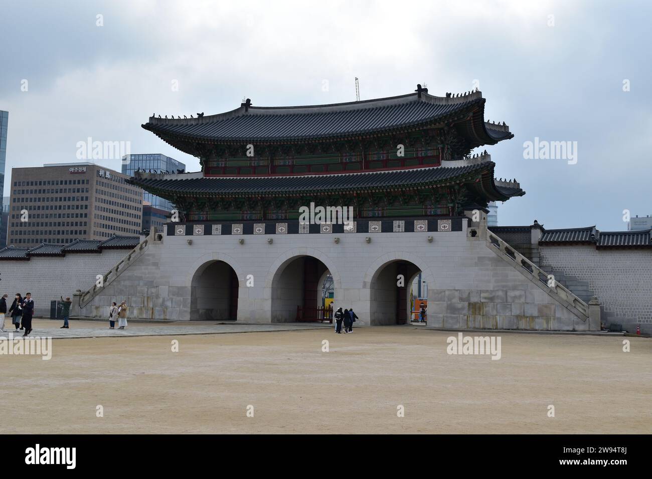 La maestosa porta Gwanghwamun nel complesso del palazzo Gyeongbokgung nel quartiere Jongno a Seoul Foto Stock