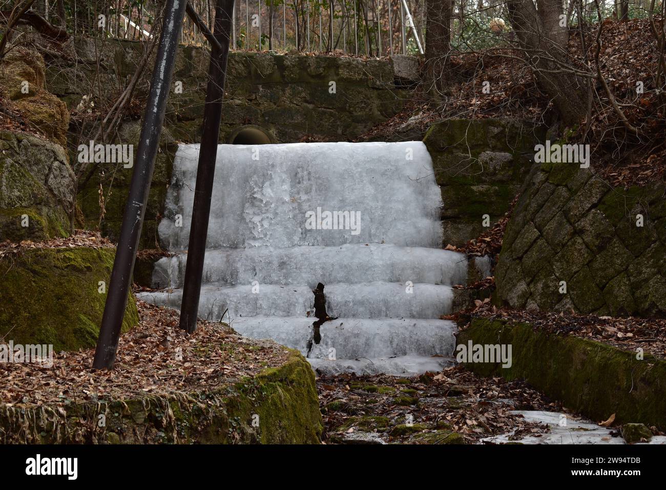 Piccola cascata ghiacciata durante l'inverno nel parco Samcheong, Seoul Foto Stock