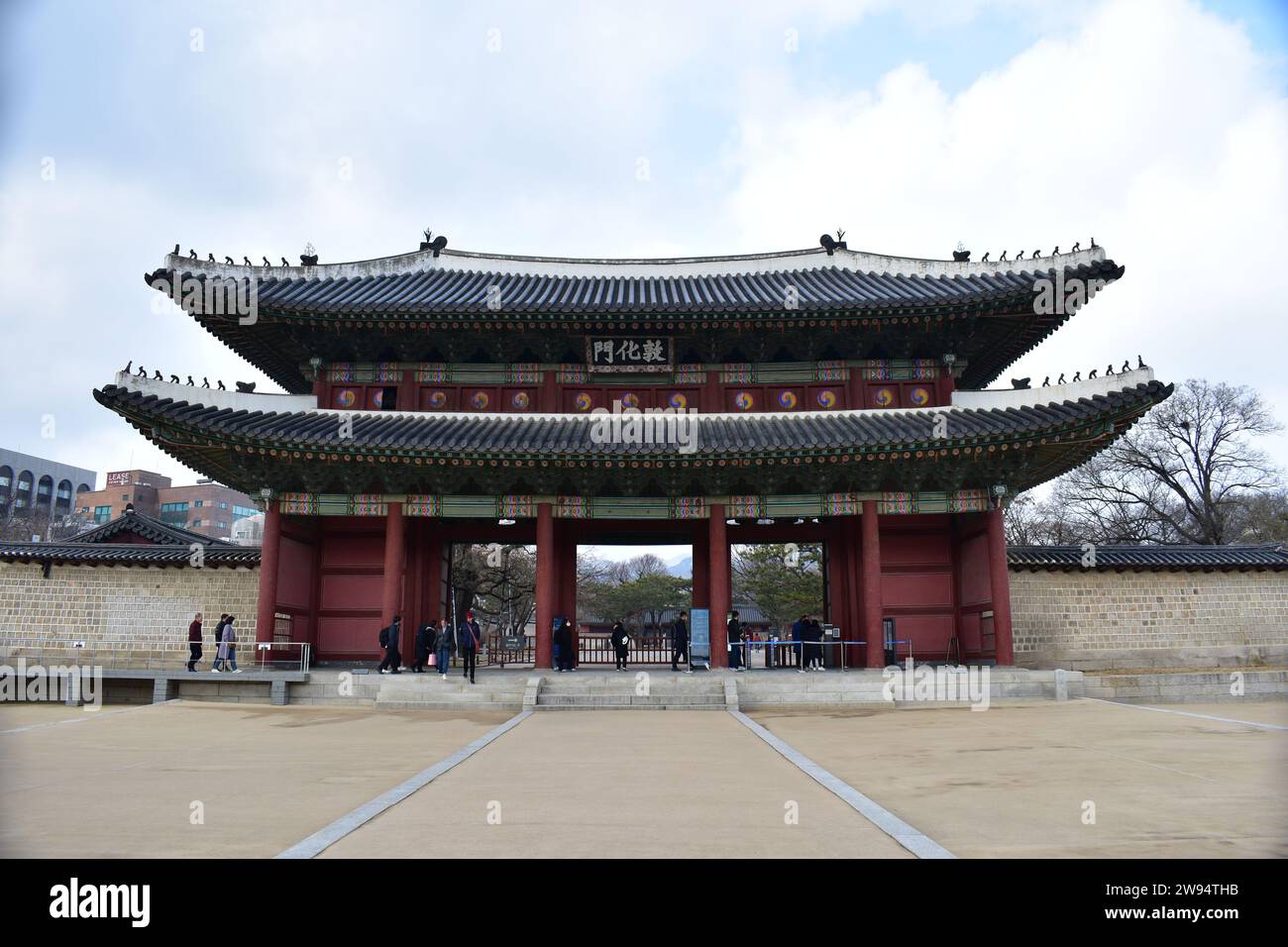 Vecchio edificio coreano tradizionale, porta di Donhwamun, parte delle mura esterne intorno al palazzo Changdeokgung Foto Stock