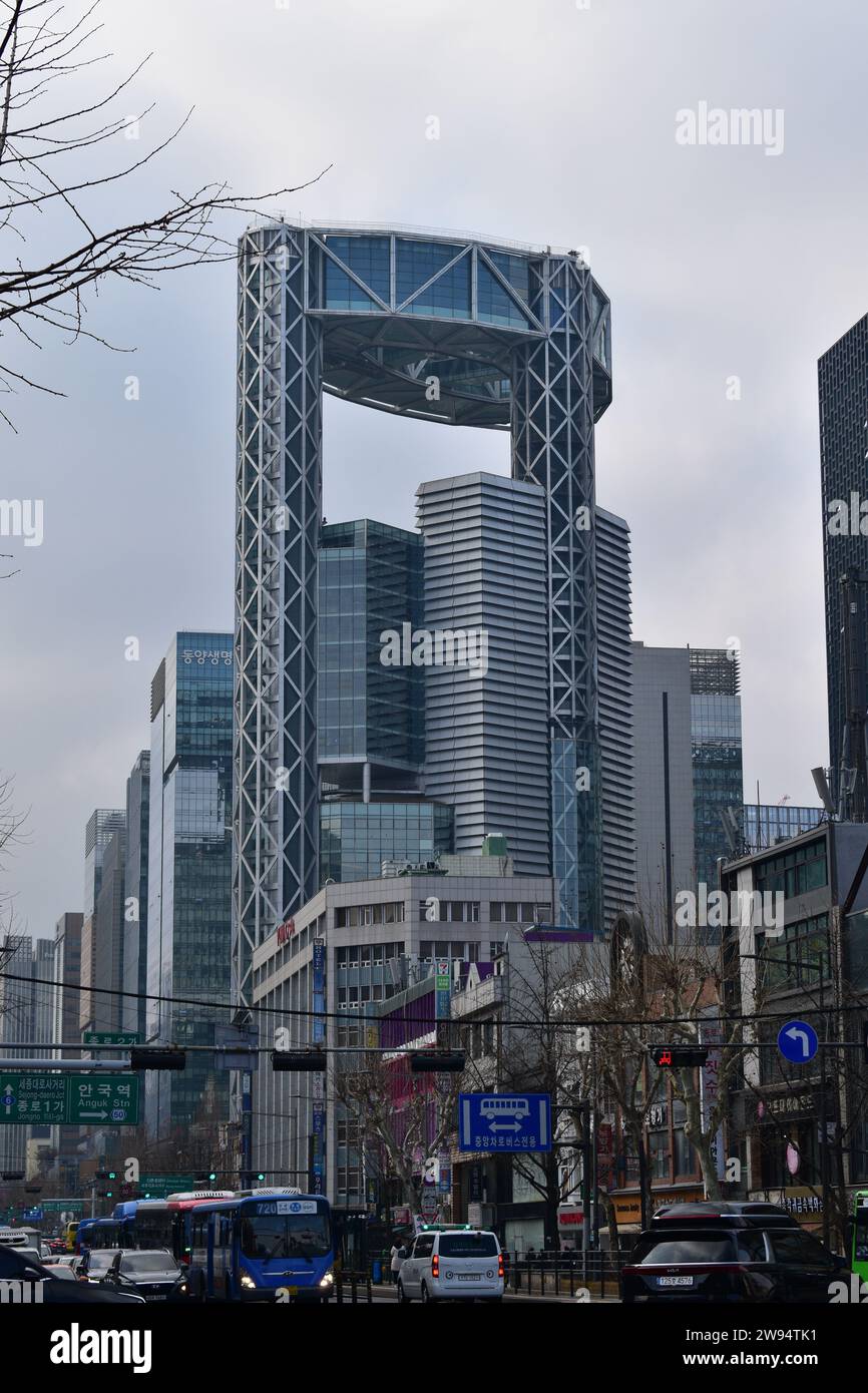 Vista sulla strada della Jongno Tower, un edificio moderno dell'epoca spaziale situato nel quartiere di Jongno Foto Stock