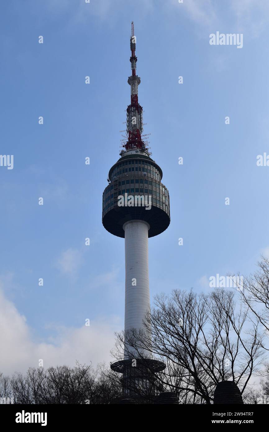 Vista della Torre N Seoul sulla cima del monte Namsan Foto Stock