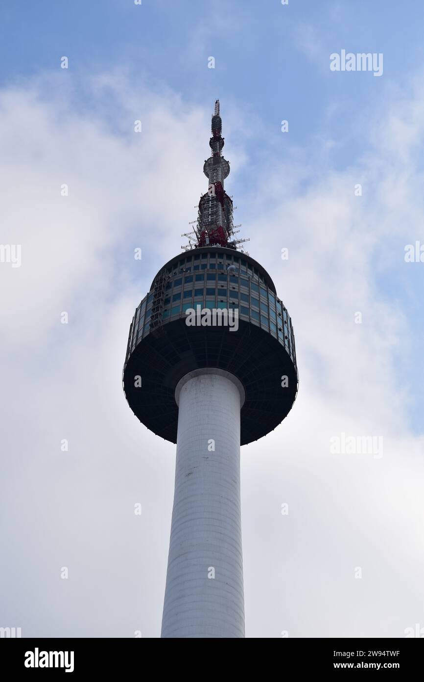 Vista della Torre N Seoul sulla cima del monte Namsan Foto Stock