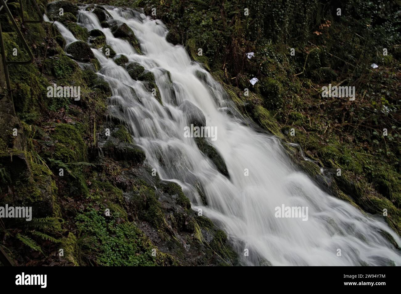 Vista panoramica della cascata di Elbesbach a Bad Bertrich durante il giorno d'inverno con esposizione prolungata Foto Stock