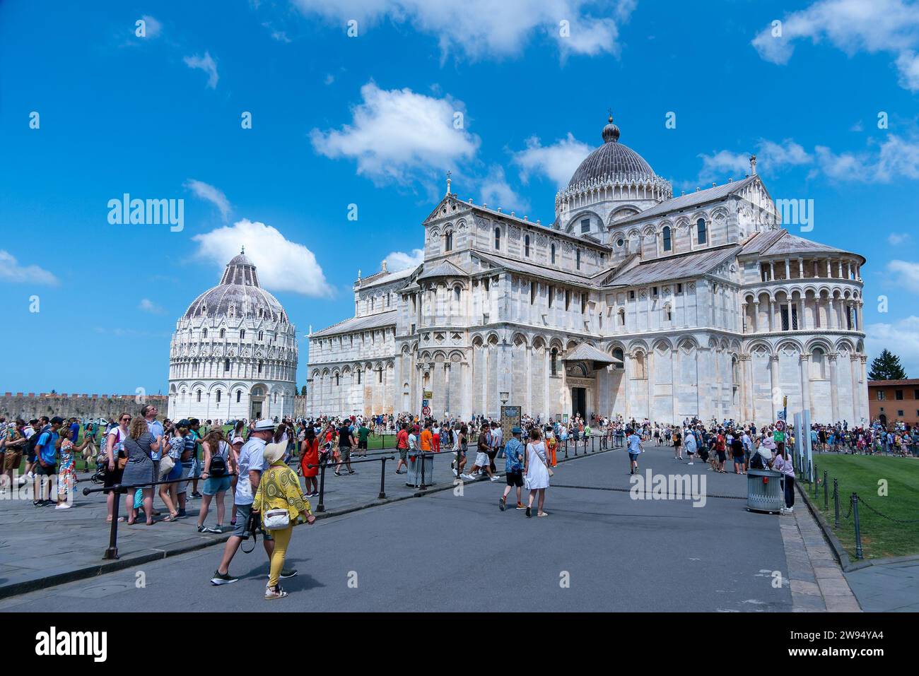 Italia, Pisa, 26 luglio 2023. Piazza dei Miracoli o Piazza Duomo di Pisa, è il centro religioso e il più importante luogo artistico e turistico Foto Stock