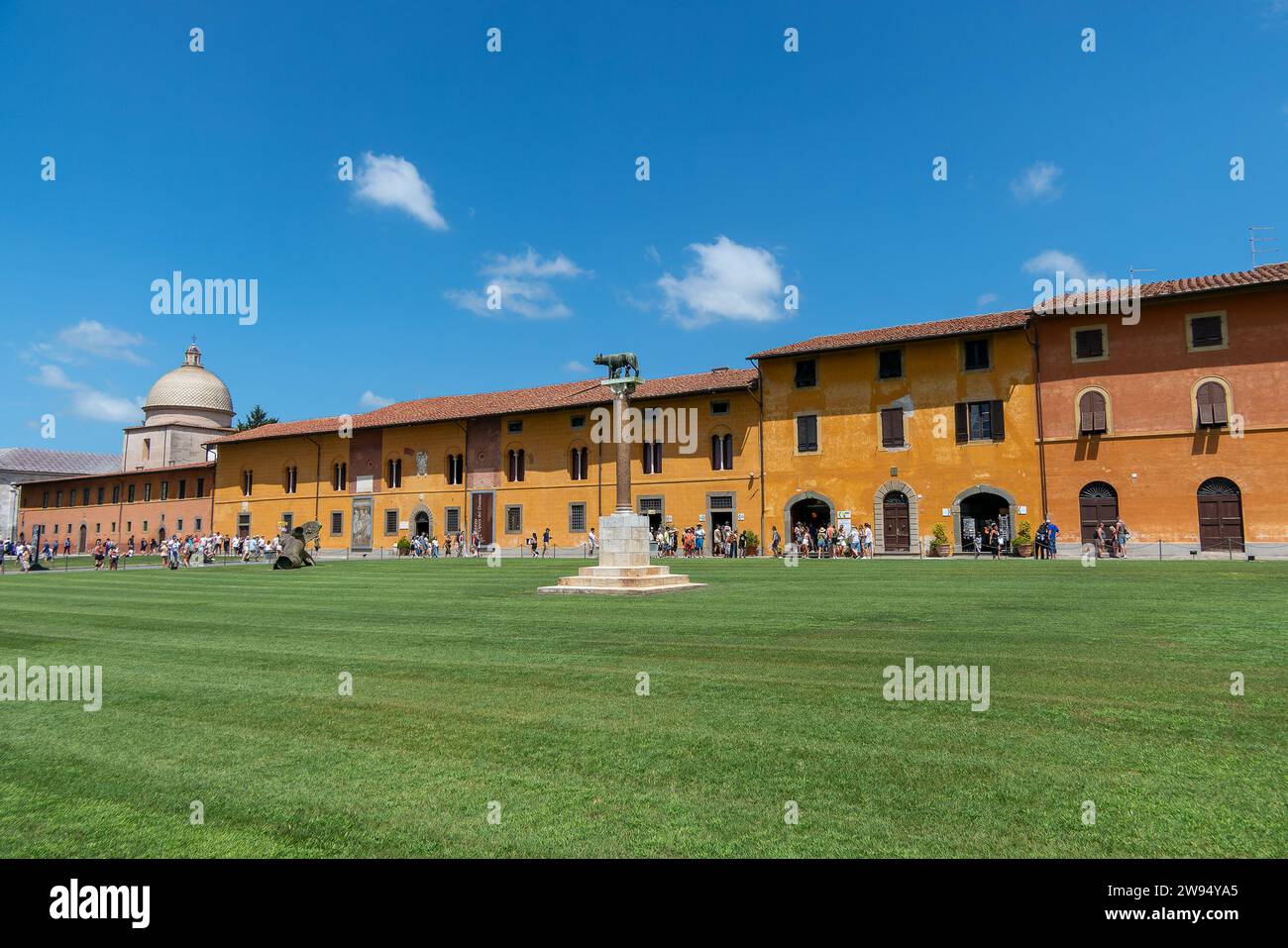 Italia, Pisa, 26 luglio 2023. Opera della Primaziale Pisana con statua della lupa romana e Romolo e Remo Foto Stock