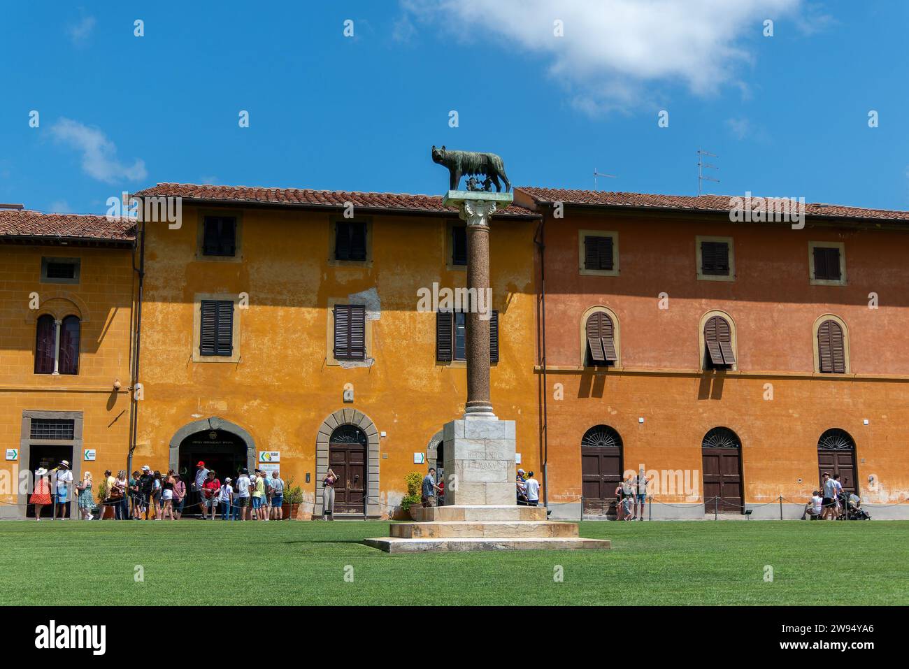 Italia, Pisa, 26 luglio 2023. Opera della Primaziale Pisana con statua della lupa romana e Romolo e Remo Foto Stock