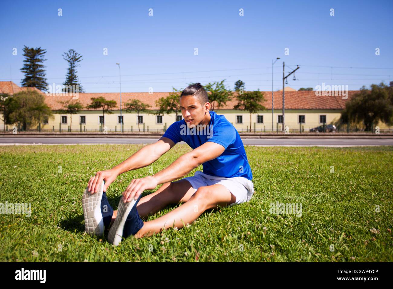 Giovane che si esercita all'aperto Foto Stock